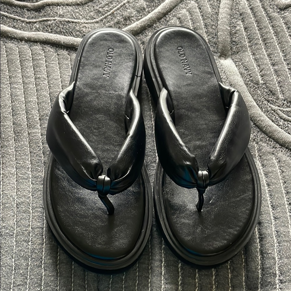 Old Navy Sleek Black Flip Flops